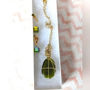 New - Beautiful Green Necklace and Clip On Earrnings